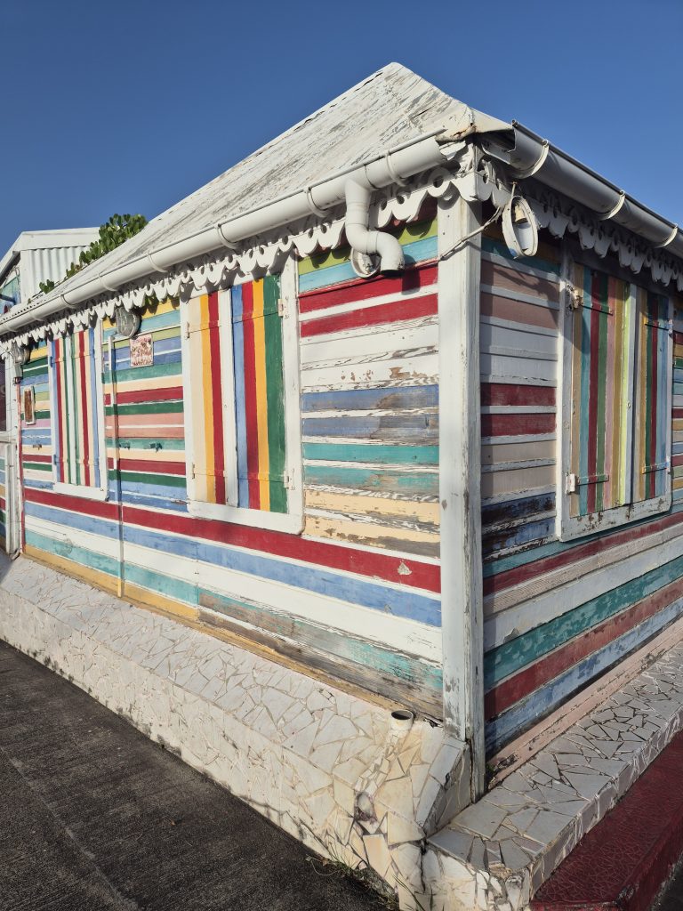 Maison colorée à Petites Anses, Terre-de-Bas, Guadeloupe