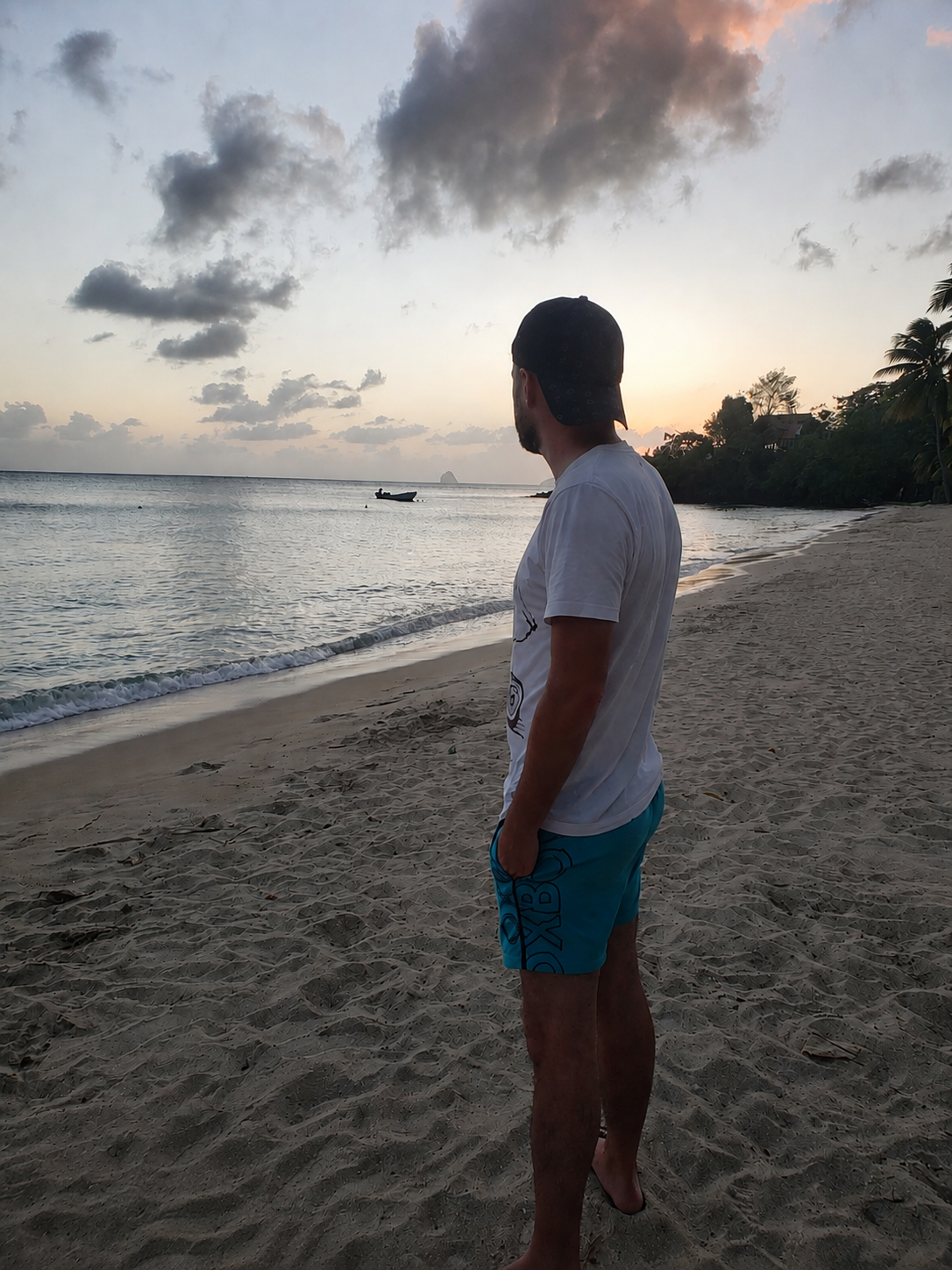 Personne regardant la mer des Caraïbes